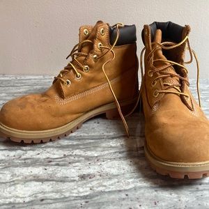 Timberland women size 6 in good condition. One owner and one season wear only.